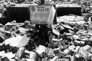 1979-1535 Gezicht in de door het Duitse bombardement van 14 mei 1940 getroffen Middensteiger hoek van Hoofdsteeg, ...