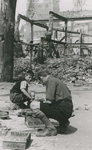 1979-1548 Gezicht op de door het Duitse bombardement van 14 mei 1940 getroffen Grotemarkt. Kinderen spelen met ...