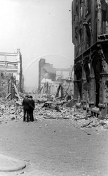 1979-1549 Gezicht in de door het Duitse bombardement van 14 mei 1940 getroffen Oppert. Gezien vanaf het Grotekerkplein, ...