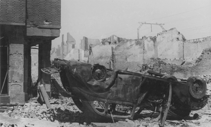 1979-1553 Gezicht in de door het Duitse bombardement van 14 mei 1940 getroffen Oppert. Gezien vanaf de Meent, uit ...