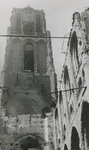 1979-1554 Gezicht op de door het Duitse bombardement van 14 mei 1940 getroffen toren van de Sint -Laurenskerk vanuit ...