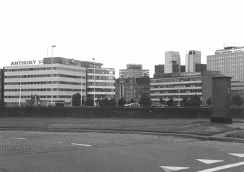 1979-2270,-2271 Gezicht vanaf de Verlengde Willemsbrug aan de zijde van de Boompjes op de Scheepmakershaven en de Wijnhaven.