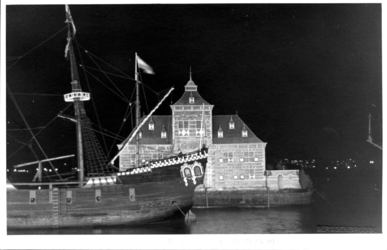 1979-260 Gezicht op schip van de Piet Heynvloot in de Blaak bij avond voor een geïllumineerde poort. Op 26 mei 1939 ...