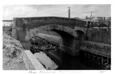 1979-269 Gezicht op de door het Duitse bombardement van 14 mei 1940 getroffen Steiger met de Weezenbrug, als gevolg van ...