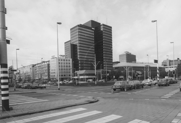 1979-2703 Het Churchillplein, op de achtergrond de Coolsingel met o.a. kantoorgebouw de Coolse Poort, links de Westblaak.