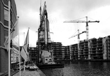 1979-2704 Gezicht op de Bierhaven met een graanelevator aan de Wijnkade.