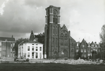 1979-2737 Restanten na de brand van 7 augustus van de rooms-katholieke kerk de Allerheiligste Verlosser aan de Goudse Rijweg.