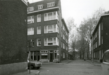 1979-2791 De 1e Crooswijksedwarsstraat, vanuituit de Crooswijksestraat, naar het noorden toe. Richting Exercitieveld.