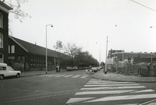 1979-2802 Crooswijkseweg in verbinding met de Pijperstraat. Rechterzijde de bouw van het nieuwe wijkgebouw hoek Pijperstraat.