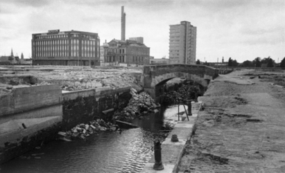 1979-287 Resten van de Steigersgracht met Weezenbrug en omgeving tijdens W.O.II na het Duitse bombardement van 14 mei ...