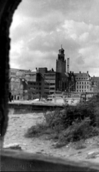 1979-304 Gezicht op de door het Duitse bombardement van 14 mei 1940 getroffen omgeving van de Hoogstraat. Puinresten ...