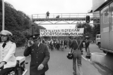 1979-5122 Stakende vrouwen bij de ingang van de Maastunnel. Tekst op het spandoek: het slepen is voldaan voor sfo gaan ...