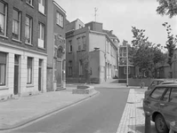 1980-1231 De Entrepotstraat. Op de achtergrond links het wijkgebouw Centrum Feijenoord (het voormalige RTM stationsgebouw).