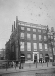 1980-1596 Gezicht op het Bolwerk met het stamhuis van de familie Van Oordt (suikerfabriek) op nr.15, links de Hertestraat.