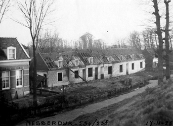 1980-1750 De Nesserdijk met woningen met huisnummers 234-238.