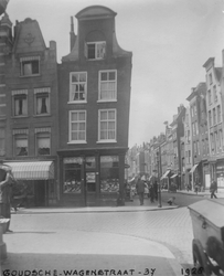 1980-1754 Gezicht in de Goudsewagenstraat bij het pand met nummer 37. Met rechts de Breedestraat, gezien uit de Van ...