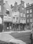 1980-1763 Gezicht in de Prinsenstraat met de huisnummers 1-3-5, op de hoek van de Lange Baanstraat.