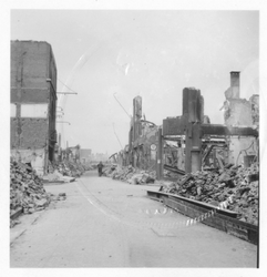 1980-1782 Gezicht in de door het Duitse bombardement van 14 mei 1940 getroffen Hoogstraat. Uit het oosten gezien. ...