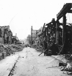 1980-1786 Gezicht in de door het Duitse bombardement van 14 mei 1940 getroffen Pannekoekstraat. Gezien uit ...
