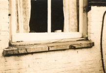 1980-1798 Een raamkozijn in de Josephstraat.