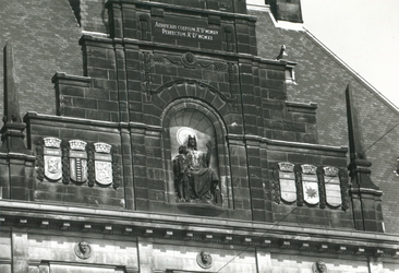 1980-2521 Een deel van de voorgevel van het stadhuis aan de Coolsingel, met de jaartallen 1914 en 1920 het begin en ...