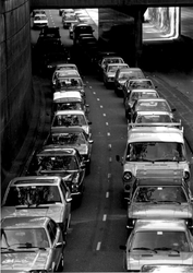 1980-2545 Gezicht op het autoverkeer op de tunneltraverse bij de 's-Gravendijkwal, gezien vanaf de Mathenesserlaan.