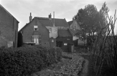 1980-290 Zicht op de achterzijde van woningen aan de Nesserdijk, nrs. 414 t/m 408.