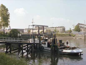 1980-3094 De Nassaubrug, gezien vanaf de Nijverheidstraat.