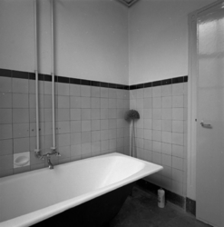 1980-3824 Gemeentelijk badhuis met doucheruimten aan de Dijkstraat.