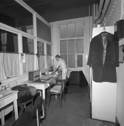 1980-3830 Gemeentelijk badhuis met personeelsruimte aan de Dijkstraat.
