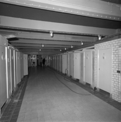 1980-3893 De douchehokjes van het gemeentebadhuis aan de Bruijnstraat nummer 47.
