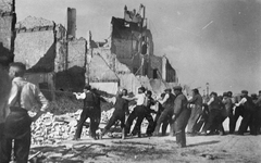 1980-409 Gezicht op de door het Duitse bombardement van 14 mei 1940 getroffen Boompjes. Sloopwerkzaamheden in verband ...