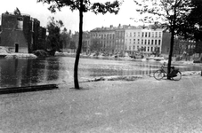1980-4100 Het dempen van de Schiedamsesingel met puin van het bombardement van 14 mei 1940. Aan de linkerzijde ...