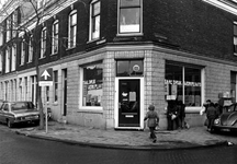 1980-4141 De drukwinkel aan de Sint-Mariastraat 54. Wijkproject creatie taalgebruik voor de schoolkinderen uit de wijk. ...