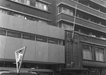 1980-4170-TM-4176 Hotel Atlanta op de hoek Coolsingel - Aert van Nesstraat en omgeving. Van boven naar beneden ...
