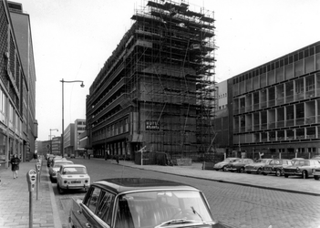 1980-4177 Gezicht op de Aert van Nesstraat met de uitbreiding van hotel Atlanta. Op de achtergrond de Meent.
