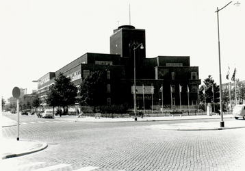1980-4211 Gezicht op de Mathenesserlaan met op de achtergrond het kantoorpand van het bedrijf Unilever (vooraan uit het ...
