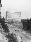 1980-4254 Rochussenstraat met het nieuwe kantoorpand van het bedrijf Unilever aan het Burgemeester 's Jacobplein. Op de ...
