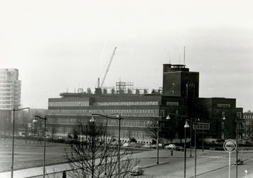 1980-4378 Gezicht op de Mathenesserlaan. Op de achtergrond het bedrijfspand Unilever aan het Museumpark nummer 1, met ...