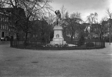 1980-4386 Het standbeeld van Piet Heynsplein op het Piet Heynsplein.