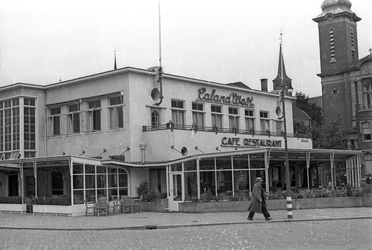 1980-4504 Café restaurant Caland West op de hoek van de Rochussenstraat en de Nieuwe Binnenweg nabij de Paradijskerk..