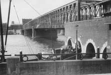 1980-4509 Gezicht vanaf de Maaskade op de Willemsbrug over de Nieuwe Maas met aan de overzijde de Boompjes.