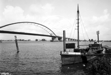 1980-4589-TM-4591 Gezicht vanaf het IJsselmondsehoofd op de Nieuwe Maas met de Van Brienenoordbrug.