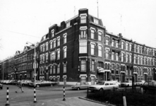 1980-564 Gezicht op het hoekpand aan de Claes de Vrieselaan nummer 126 en links de Zwaerdecroonstraat.