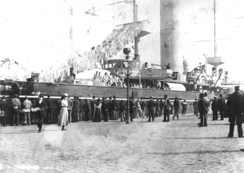 1981-1078 Oorlogsschip (waarschijnlijk de HM Evertsen) liggend aan de Boompjes, tijdens de werkstaking in 1900.