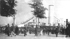 1981-1079 Oorlogsschip (waarschijnlijk de HM Evertsen) liggend aan de Boompjes, tijdens de werkstaking in 1900.