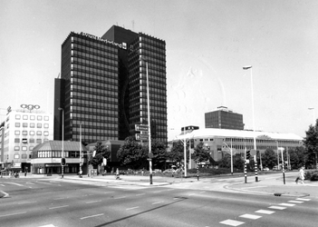 1981-1409 Kruising tussen Westblaak (links), Churchillplein (midden) en Coolsingel (rechts), met het kantoorgebouw de ...