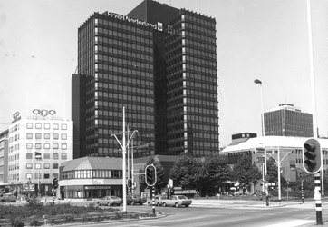 1981-1412 Kruising tussen Westblaak (links), Churchillplein (midden) en Coolsingel (rechts), met het kantoorgebouw de ...