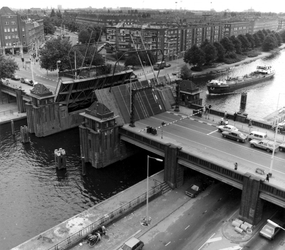 1981-1452-TM-1457 Mathenesserbrug over de Delfshavense Schie.Afgebeeld van boven naar beneden:-1452: gezien vanaf het ...