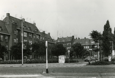 1981-1512 Een plein aan het begin van de Boezemlaan, tussen de Nieuwe Crooswijkseweg en de Paradijslaan, uit het zuidoosten.